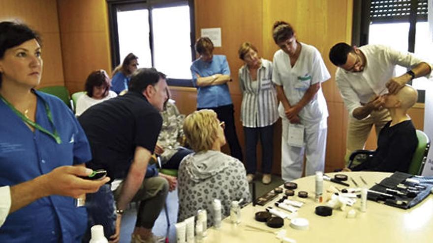 Taller sobre el cuidado de la piel y maquillaje para pacientes oncológicos organizado por Apaac.