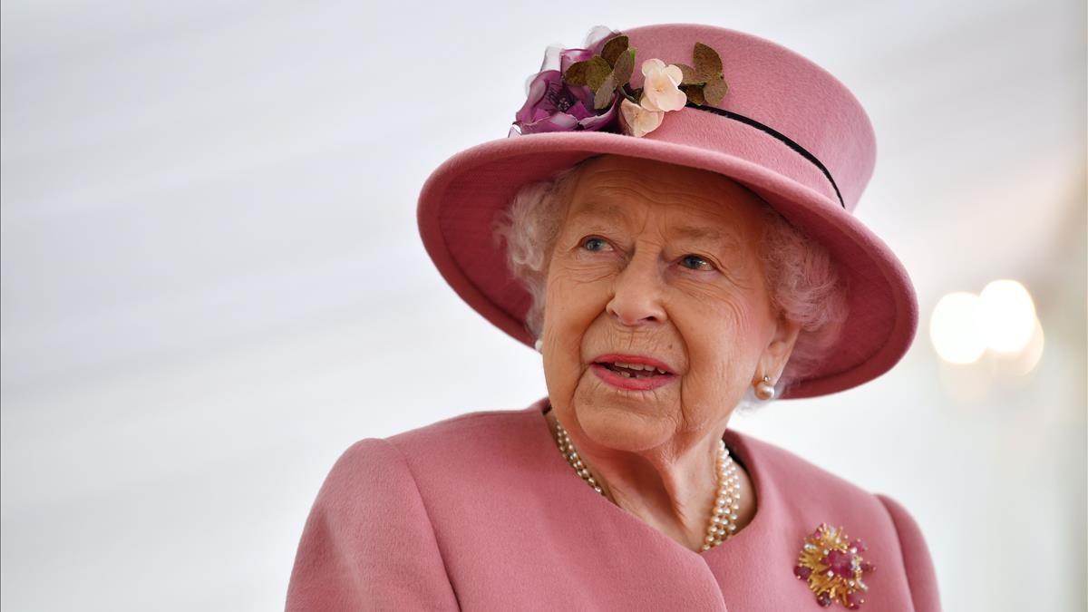 Britain s Queen Elizabeth II speaks with staff during a visit to the Defence Science and Technology Laboratory (Dstl) at Porton Down science park near Salisbury  southern England  on October 15  2020  - The Queen and the Duke of Cambridge visited the Defence Science and Technology Laboratory (Dstl) where they were to view displays of weaponry and tactics used in counter intelligence  a demonstration of a Forensic Explosives Investigation and meet staff who were involved in the Salisbury Novichok incident  Her Majesty and His Royal Highness also formally opened the new Energetics Analysis Centre  (Photo by Ben STANSALL   POOL   AFP)