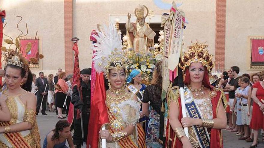 La procesión en honor al patrón de Rojales se adelantó ayer por el partido de la selección española.