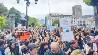 Miles de profesores atraviesan Oviedo para pedir soluciones tras la dimisión de Lydia Espina: "¡A negociar, queremos trabajar!"