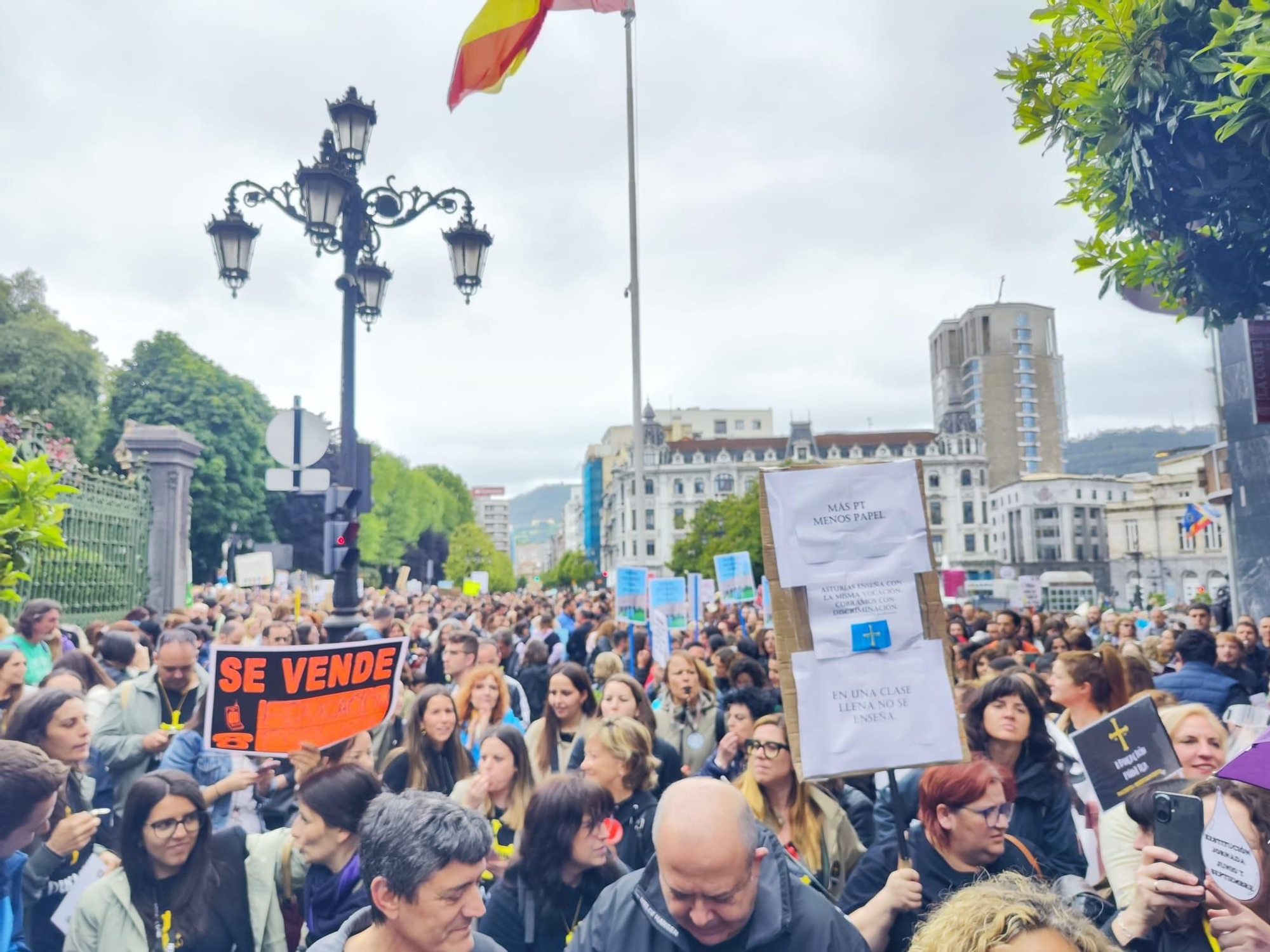 Docentes manifestantes rumbo a la Junta del Principado.
