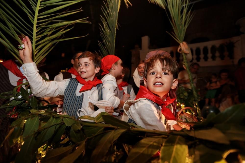 La Beata reina en un desfile triunfal