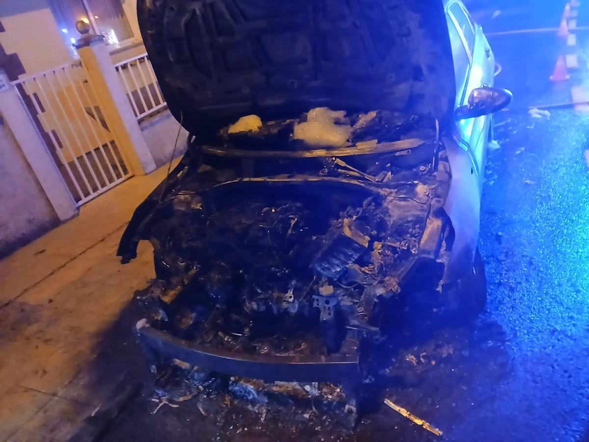 Dos vehículos arden de madrugada en Montrove, en Oleiros.