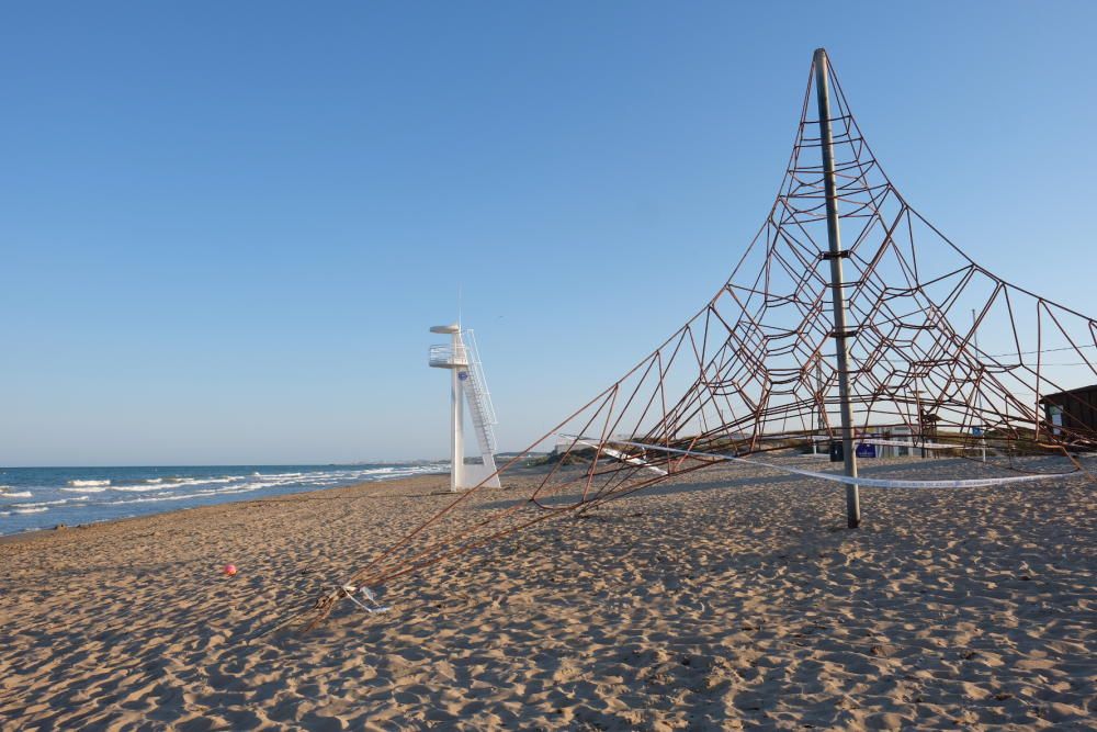 Los agentes ha desalojado las playas de Elche en la Noche de San Juan.