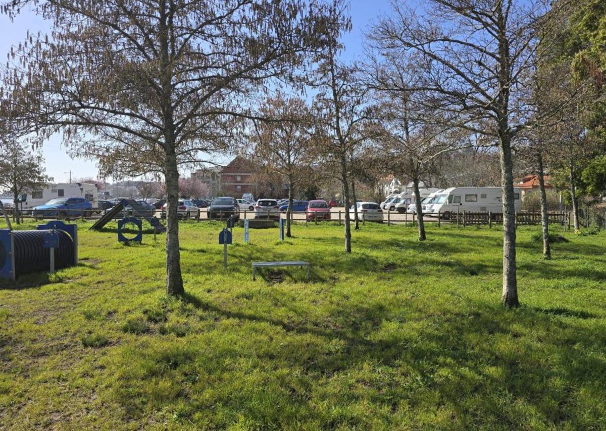 Zona del aparcamiento junto al río da Fraga y Sisalde. | SANTOS ÁLVAREZ