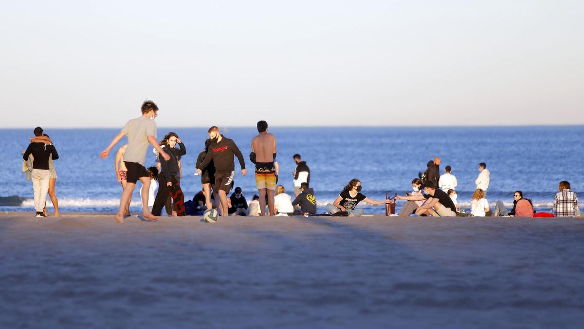 Buscan a un joven desaparecido en el agua de la playa de la Malva-rosa