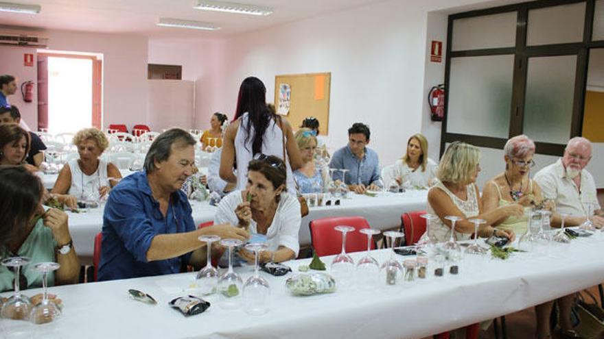 Cuarenta personas participaron ayer en una cata especial organizada por la escuela Vinaliti en la Feria de la Vendimia de Mollina.