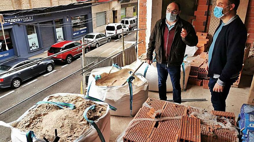 Técnicos del proyecto, en el interior del inmueble en construcción.