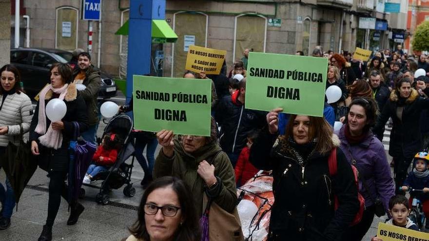 La manifestación por el centro de Bueu para exigir la cobertura del segundo pediatra. // Gonzalo Núñez