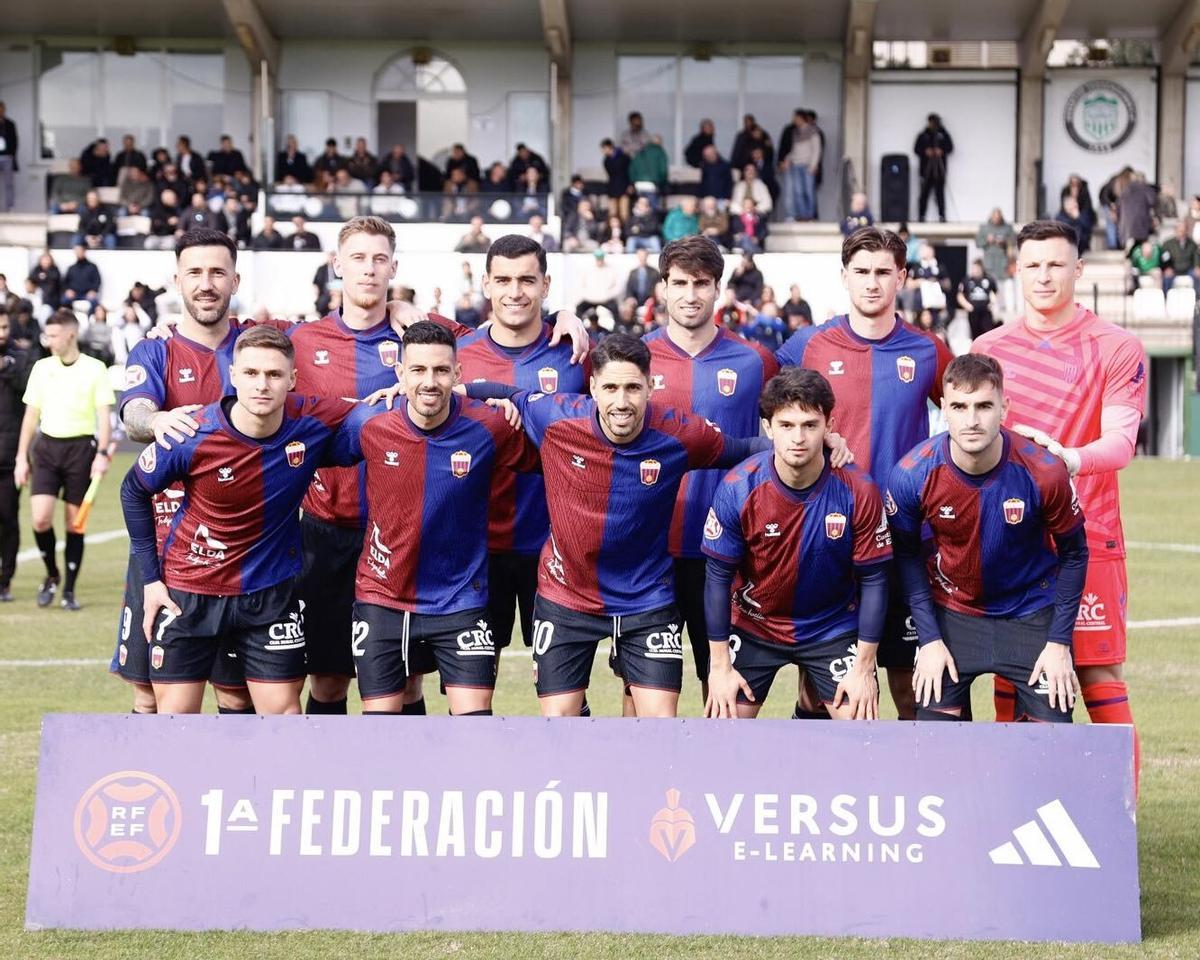 Los jugadores del Eldense posan antes del arranque del partido.