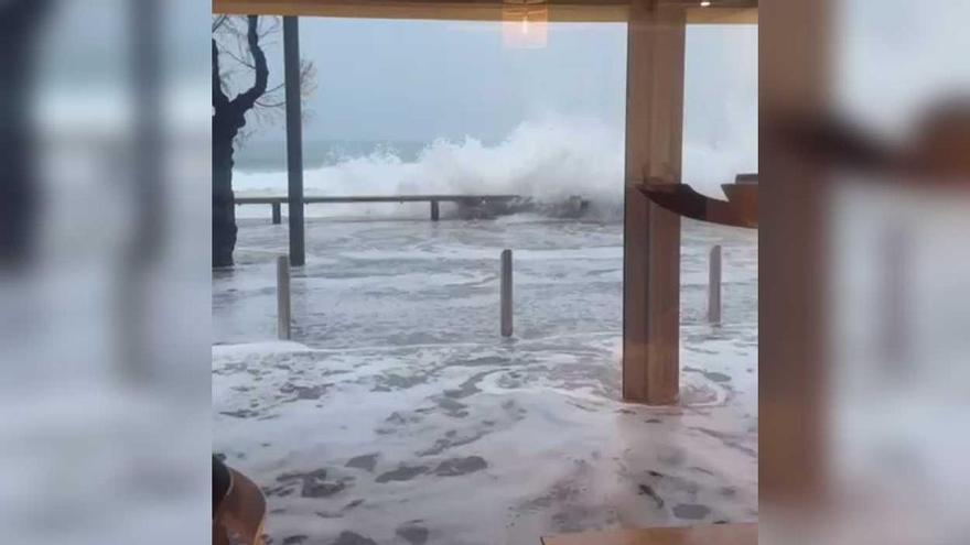 Vídeo | Els efectes de la llevantada al passeig marítim de Sant Antoni de Calonge