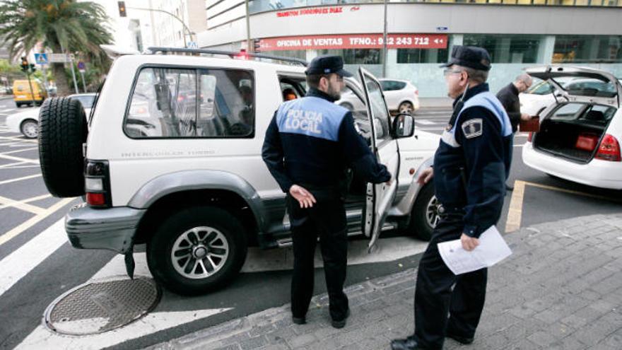 Agentes de la Policía Local de Santa Cruz de Tenerife durante un control.