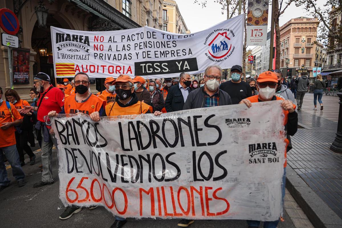 La manifestación de los pensionistas en Barcelona, a su paso por La Rambla.