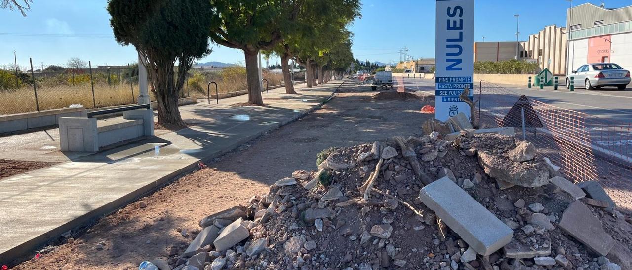 En el paseo peatonal que conecta el municipio con Cardanelles y el cementerio se está adecuando el pavimento.