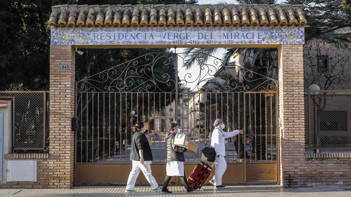 La Generalitat vuelve a pedir que los cuidadores de dependientes sean vacunados, tengan o no contrato