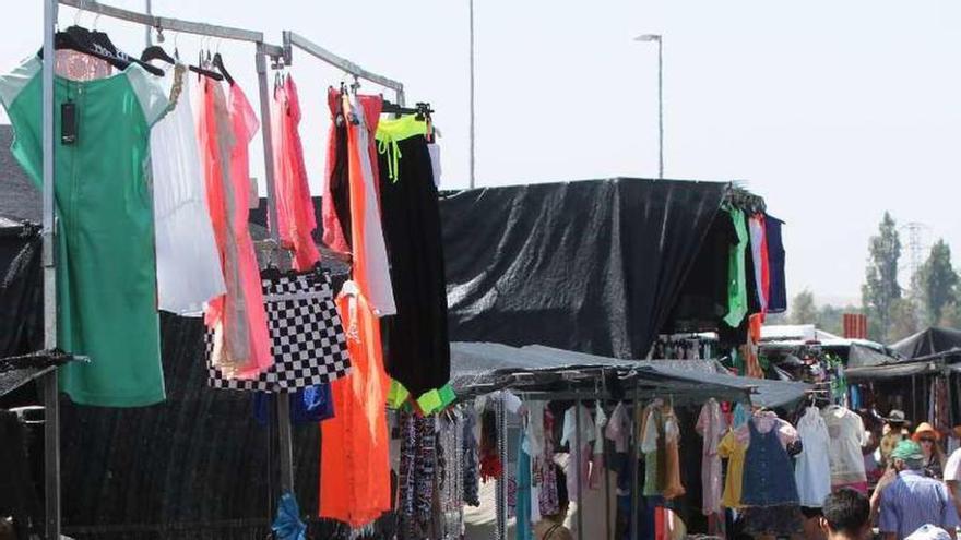 Actividad en el mercadillo uno de los últimos martes.