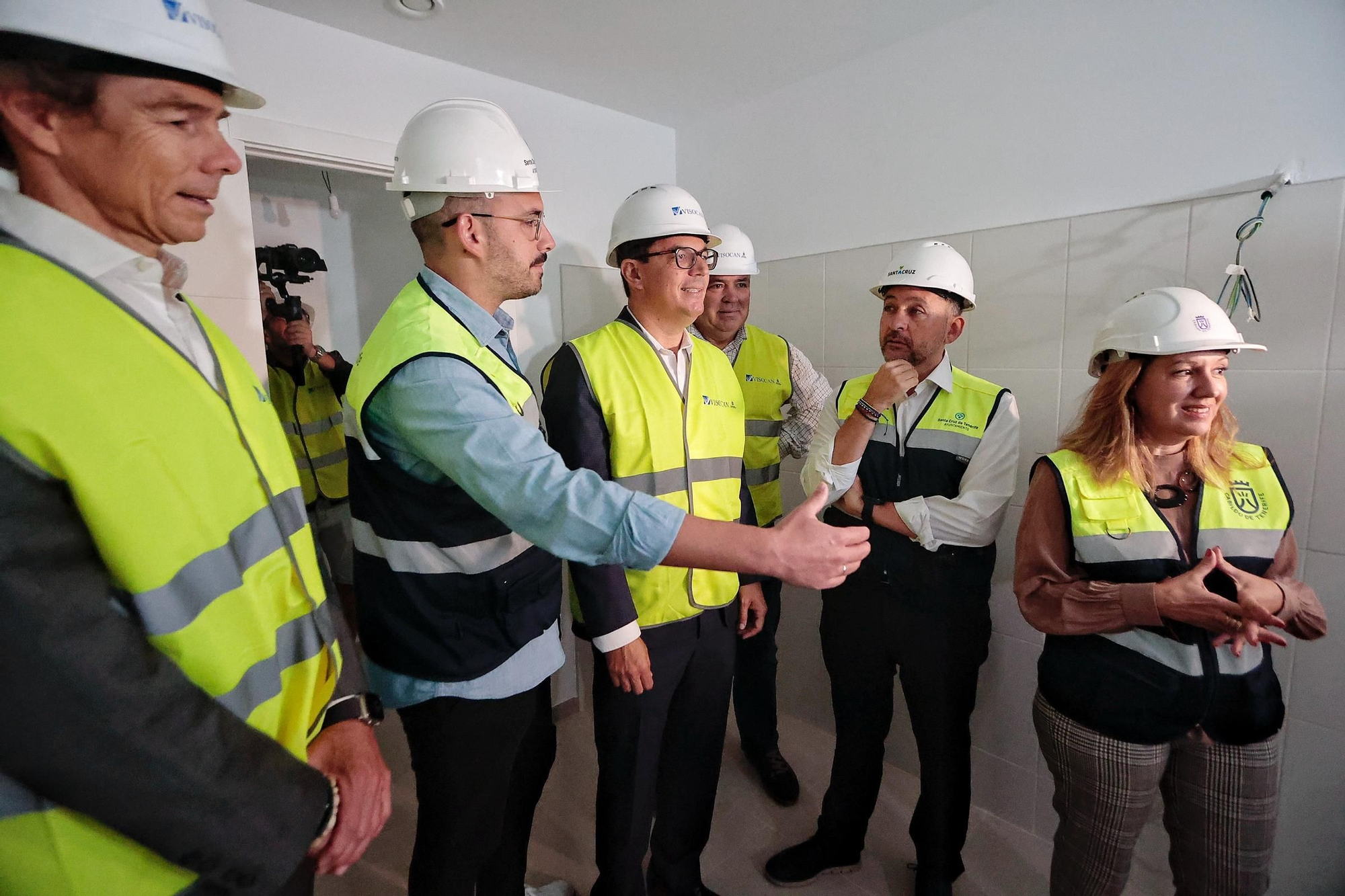 Visita al piso piloto de las 100 vivienda de Visocan en Santa Cruz de Tenerife