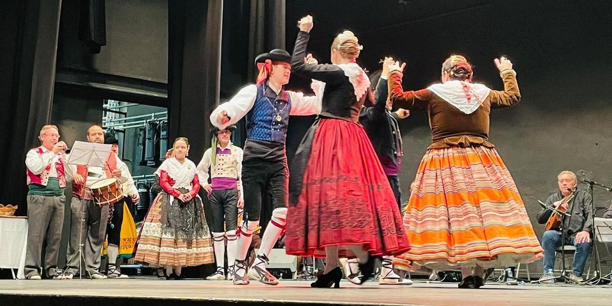 Los vecinos también disfrutaron de la actuación especial de L’ Agrupació Folklòrica El Cremaller, en el teatro Municipal Francisco Tàrrega.