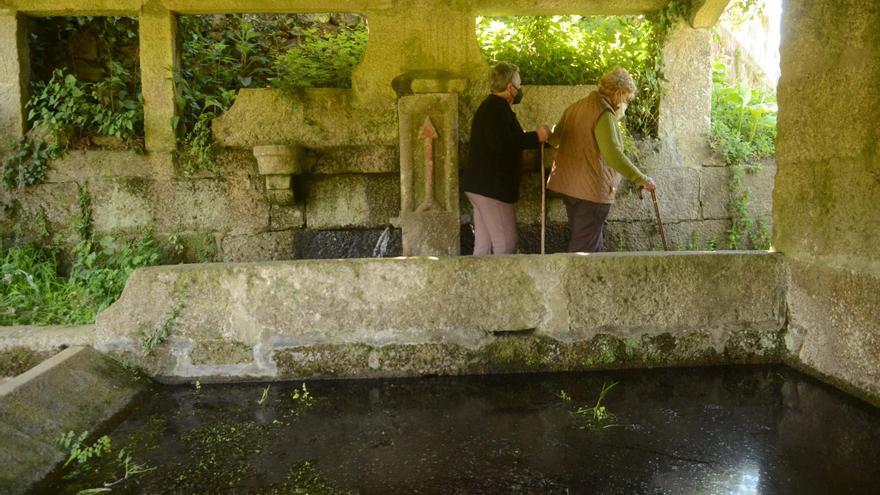 Meis contrata por 15.700 euros el control de potabilidad del agua de sus fuentes