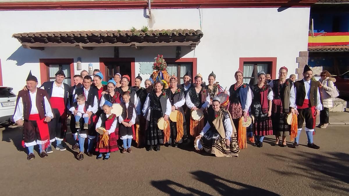 Vecinos de Boquerizo durante las fiestas de San Juanucu, Ribadedeva