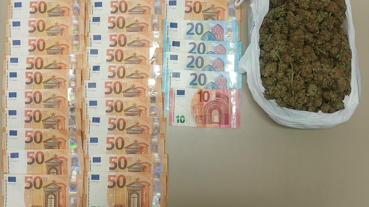Cogollos de marihuana y dinero intervenidos a un conductor detenido en Son Servera.