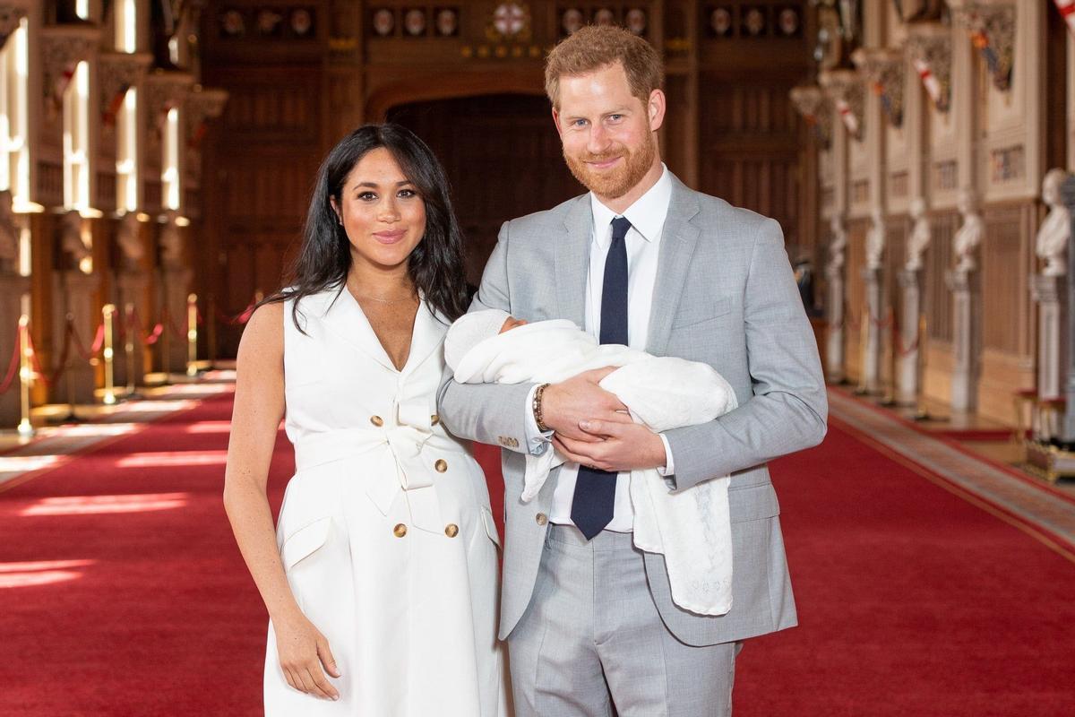 Meghan Markle y el príncipe Harry presentan a su bebé