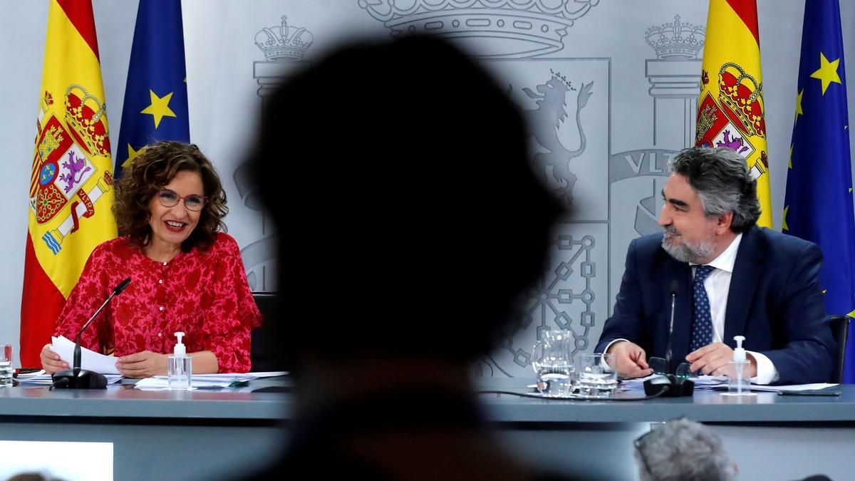 La portavoz del Gobierno, María Jesús Montero, con el ministro de Cultura y Deporte, José Manuel Rodríguez Uribes, este 15 de junio de 2021 en la Moncloa.