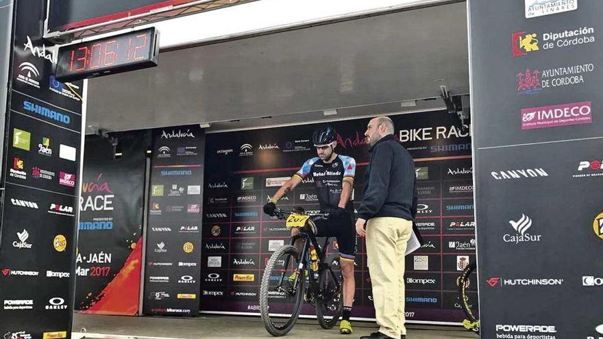 David Muntaner en el momento de iniciar ayer la disputa de la Andalucía Bike Race de BTT.