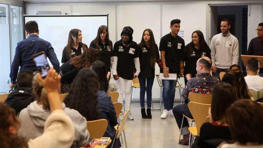 Los chicos, durante la representación teatral para clausurar los programas.