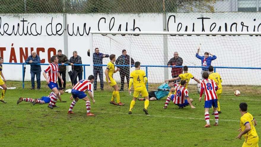 Jugada del primer gol del Titánico, marcado por Prida, en el partido de ayer en Las Tolvas contra el Berrón.