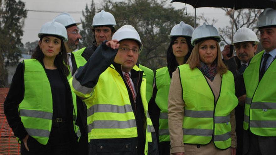 Margarita del Cid y María Jesús Serrano atienden las explicaciones sobre las obras de ampliación.