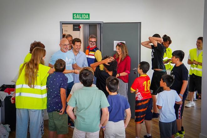 Luis de la Fuente arropa en Las Rozas a los vecinos evacuados por los incendios