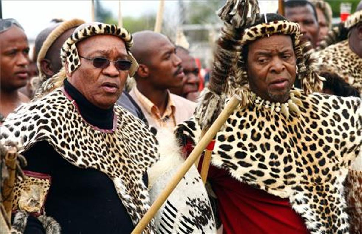 El presidente del Congreso Nacional Africano, Jacob Zuma, se une al rey zulú Goodwill Zwelithini junto con miles de personas para honrar el nacimiento del guerrero zulú y fundador de la nación zulú en 2008