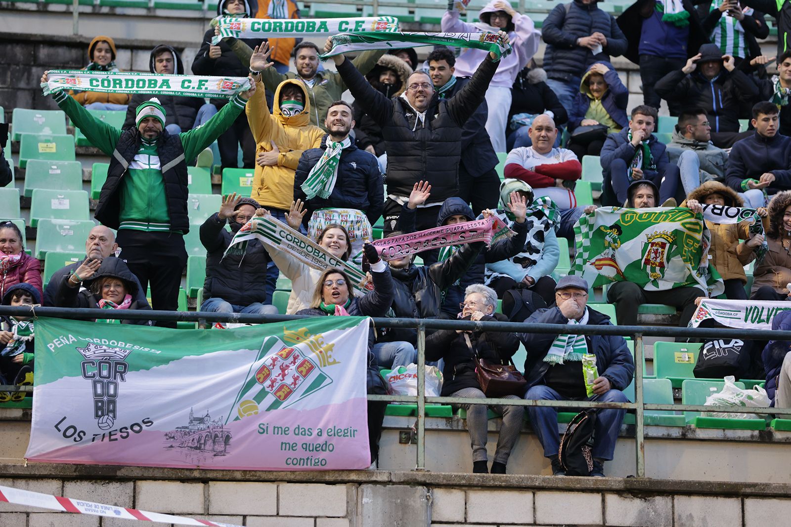 Mérida-Córdoba CF: las imágenes de la afición blanquiverde en el Estadio Romano