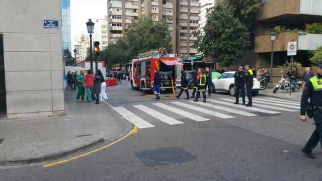 Policía y Bomberos en las puertas de Urgencias del Clínico