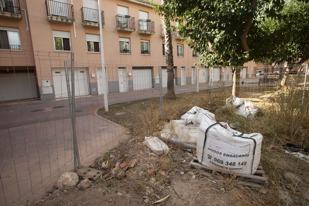 Queja de los vecinos de la Plaza Sant Cristofol de Sagunt, al tener que vivir junto a los restos de una obra parada hace años.