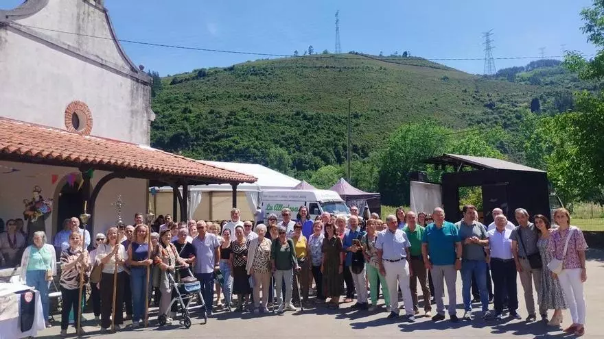 VÍDEO: Láneo, en Salas, celebra a San Antonio y el cumpleaños del cura, Arturo García: "Llenemos nuestra vida de contenido"