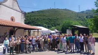 Láneo, en Salas, celebra a San Antonio y el cumpleaños del cura, Arturo García,  que animó a los vecinos a "llenar" sus vidas de contenido