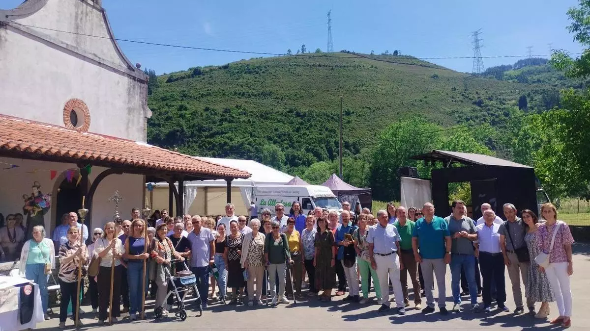 Láneo, en Salas, celebra a San Antonio y el cumpleaños del cura, Arturo García,  que animó a los vecinos a "llenar" sus vidas de contenido