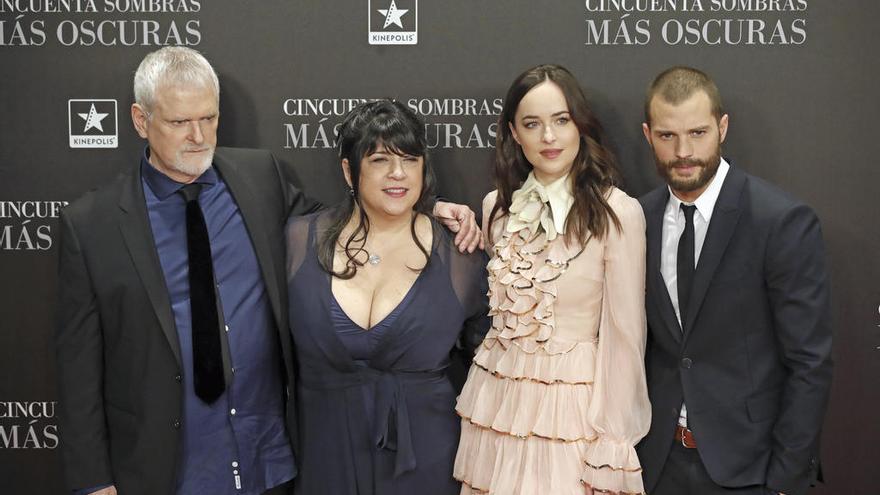 La escritora Erika Leonard Mitchell (2i), junto al director James Foley y los actores Dakota Johnson y Jamie Dorman.