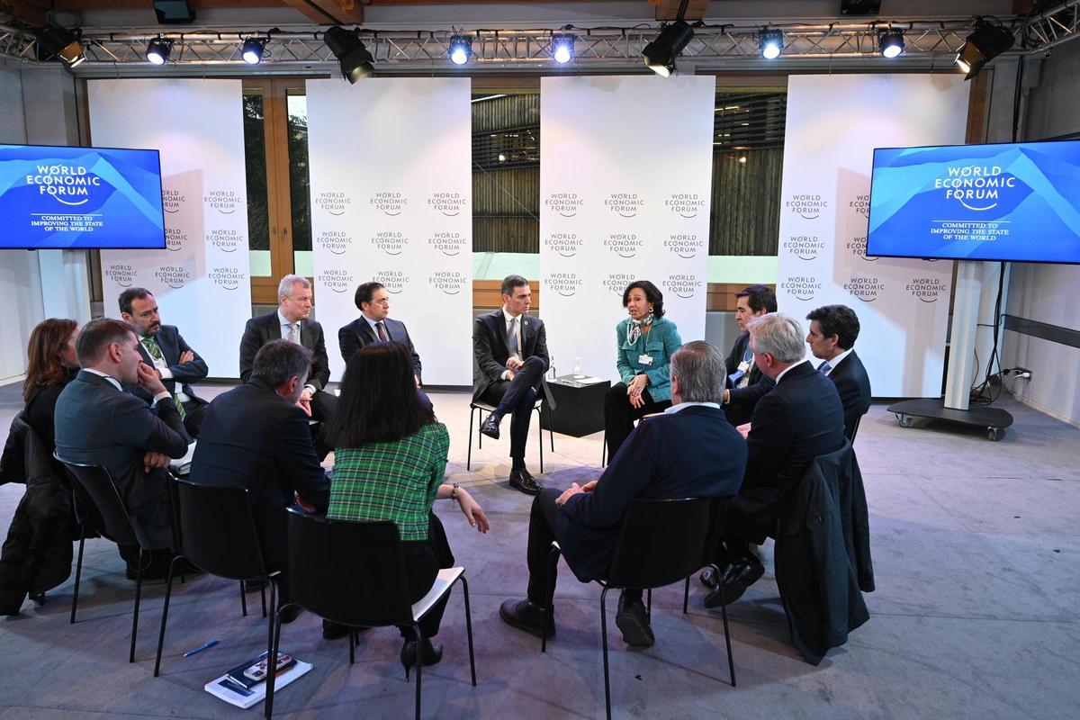 El presidente del Gobierno, Pedro Sánchez, en la edición del Foro Económico Mundial de Davos de 2023, con representantes de multinacionales españolas.