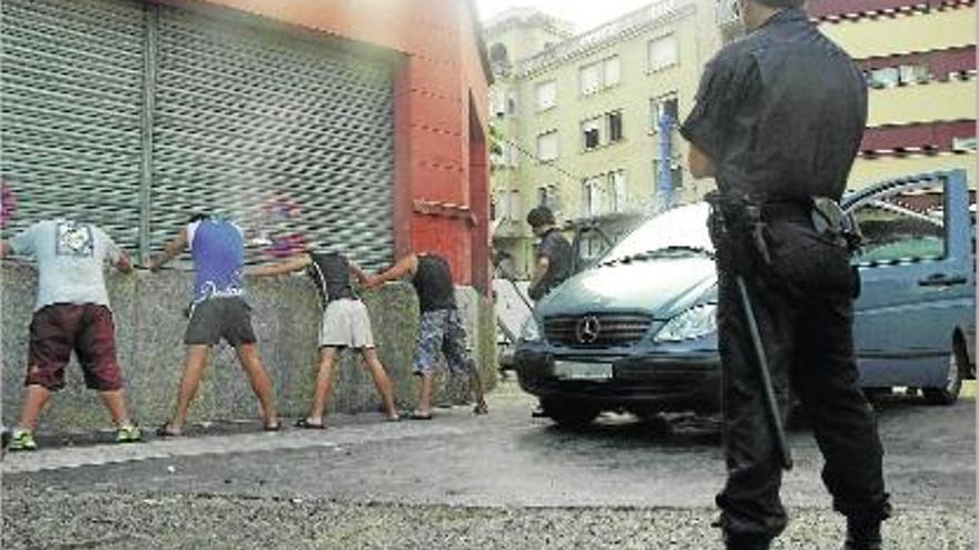 La policia controla quatre sospitosos a l&#039;entorn del mercat en una acció de fa uns mesos.