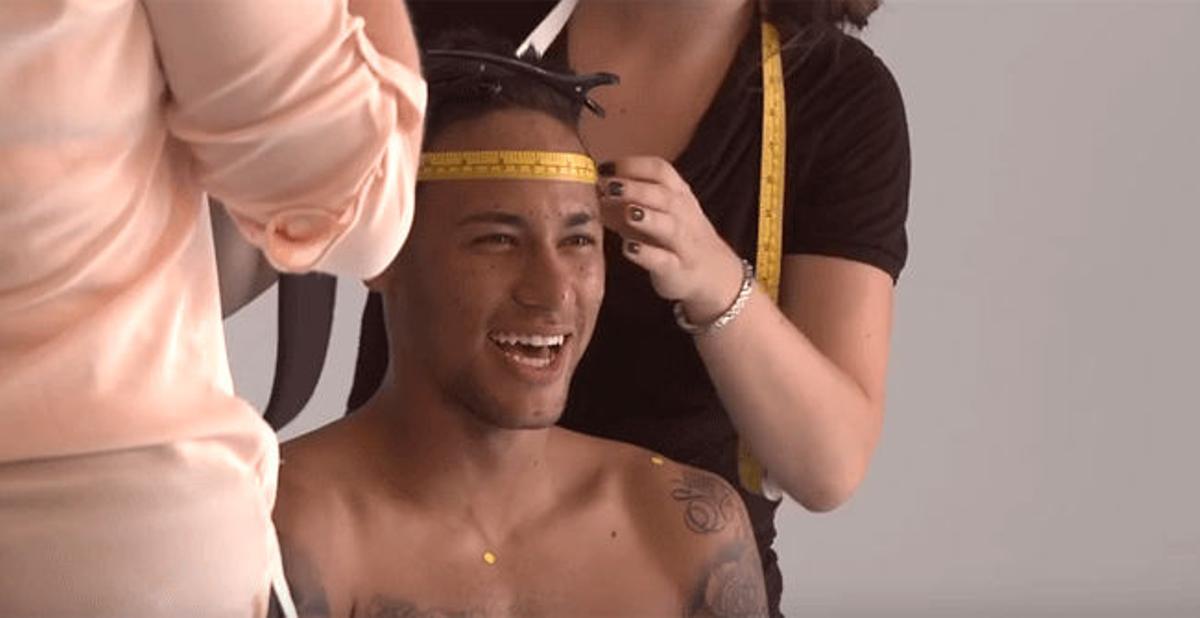 Neymar se divirtió en la toma de medidas para su figura de cera