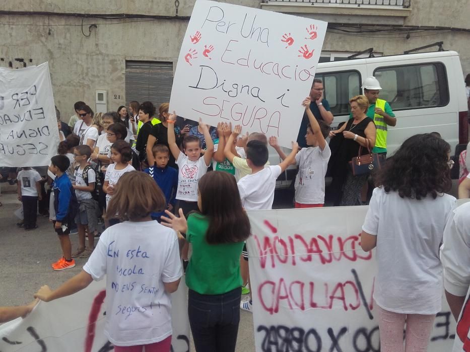 Protesta por el mal estado del colegio de la Font d'en Carròs