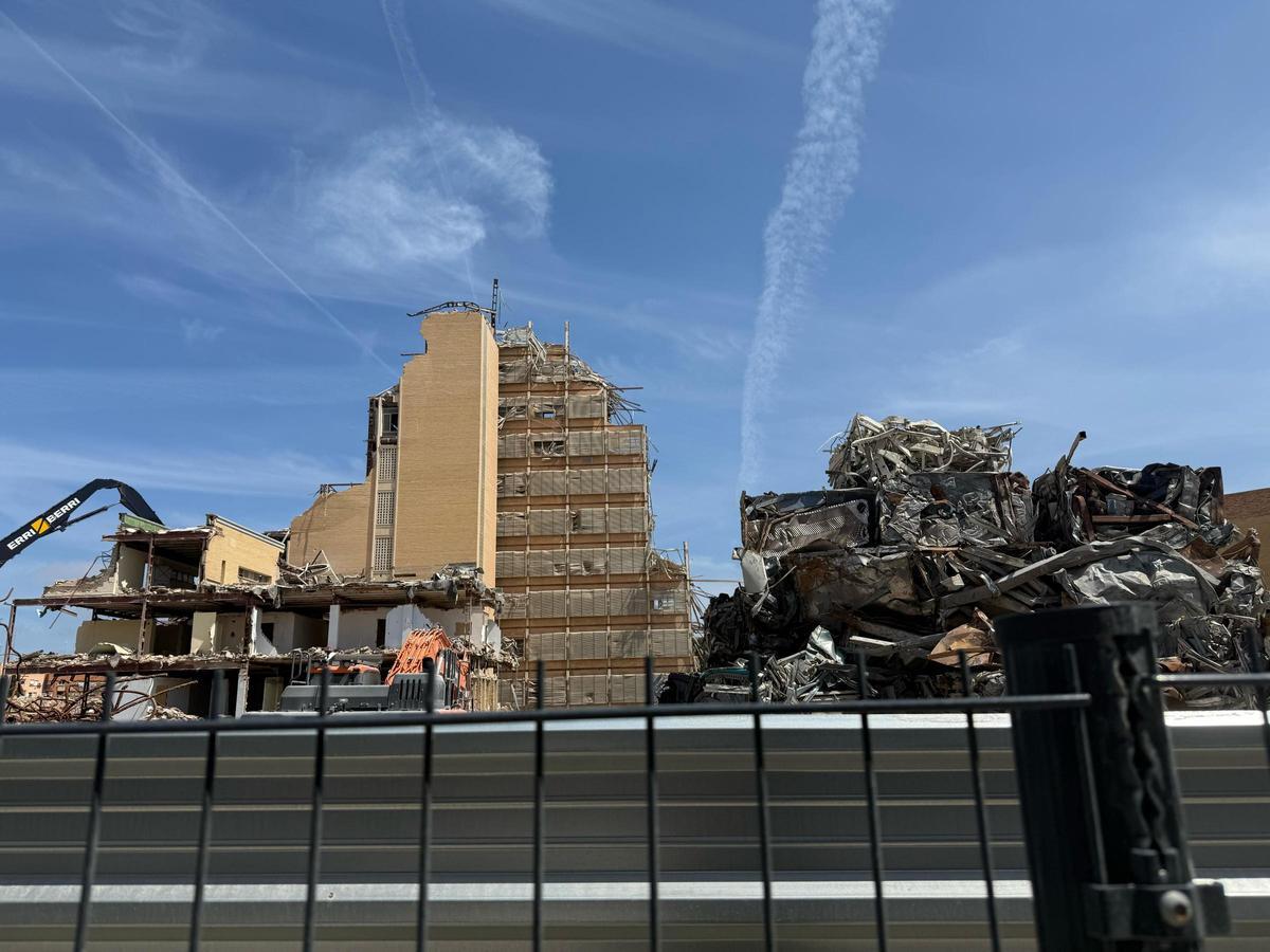 Demolición de la torre central del antiguo hospital La Fe.