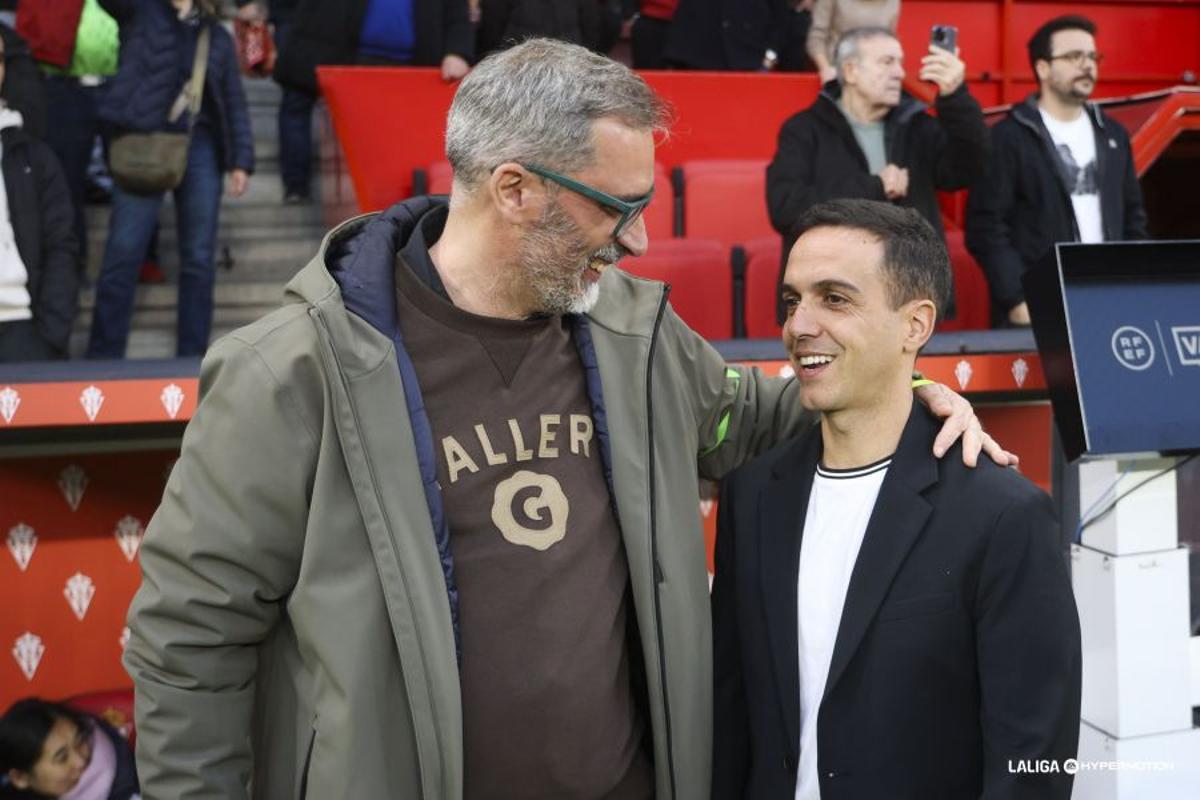 Jon Pérez 'Bolo' y Borja Jiménez se saludan tras el partido en El Molinón.