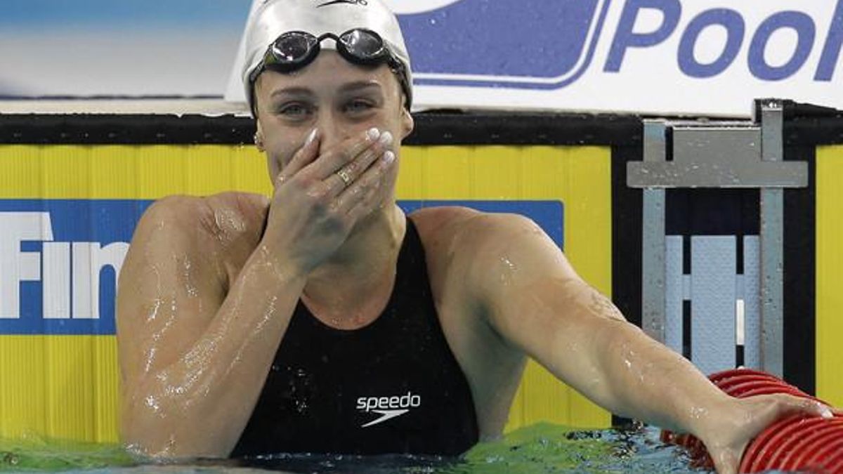 Belmonte celebra su victoria en la final de 200 metros mariposa.