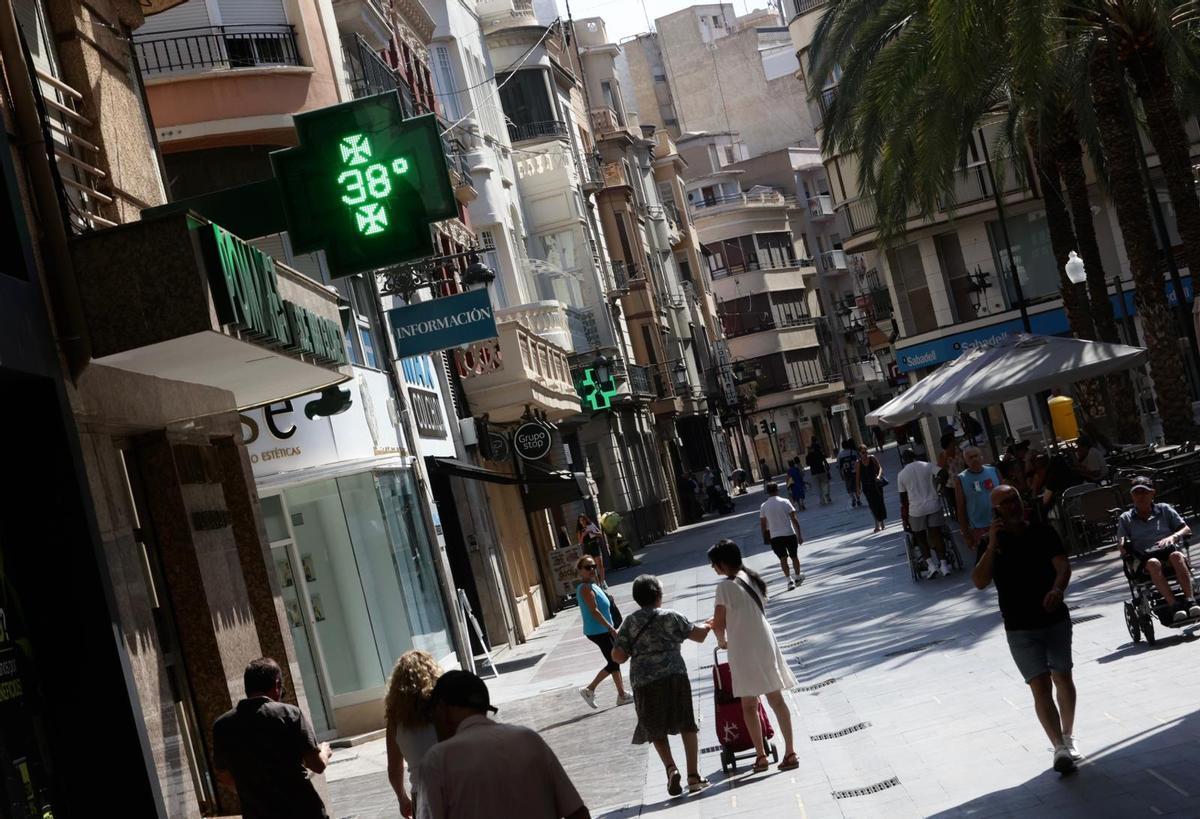 Un termómetro marca 38 grados este miércoles en Elche