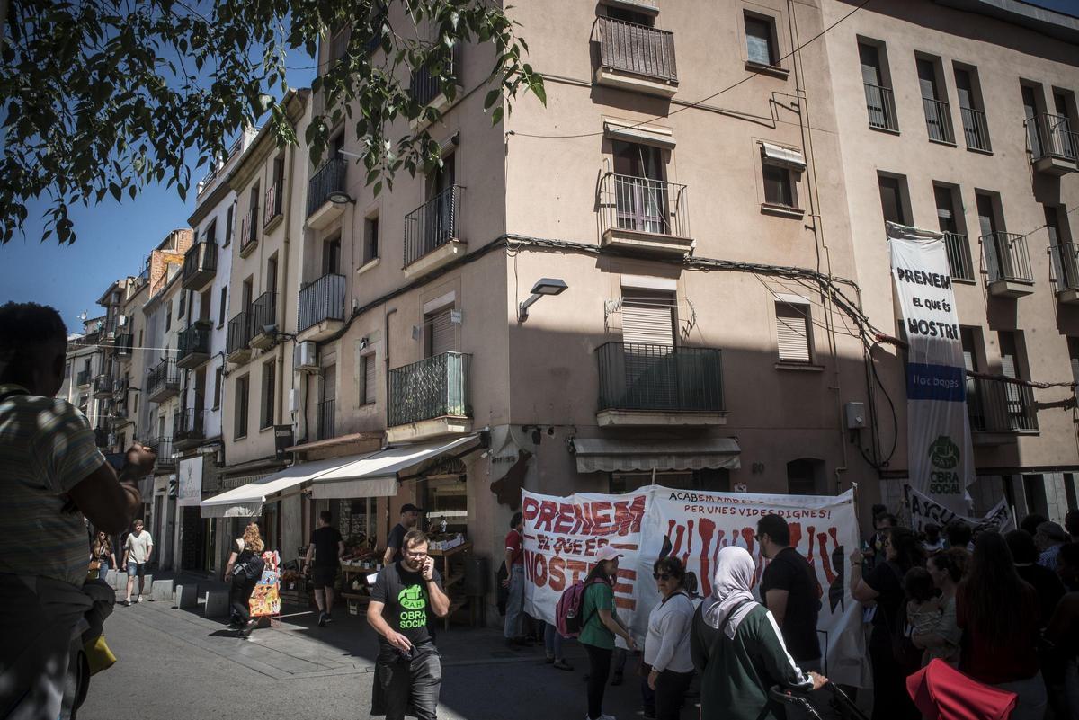 Imatge de l'ocupació del bloc al carrer Joc de la Pilota