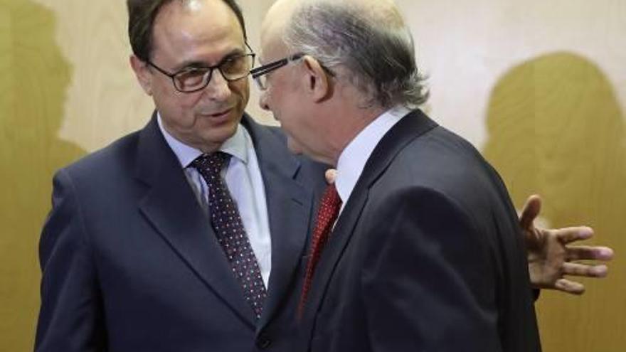 El conseller Vicent Soler saluda al ministro Cristóbal Montoro.